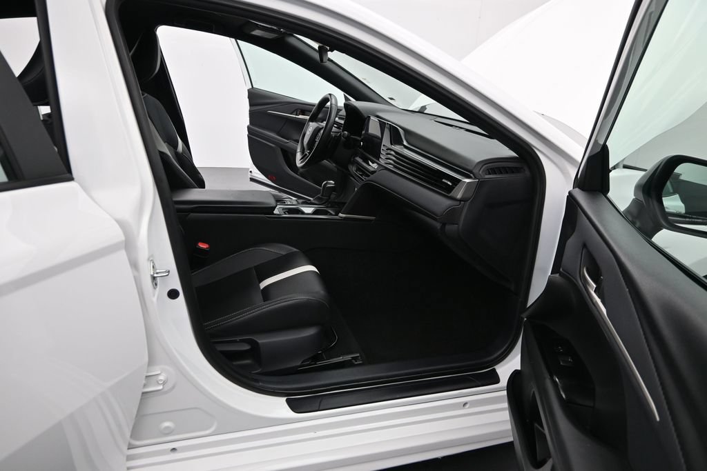 Used 2025 Toyota Camry SE FWD image 17