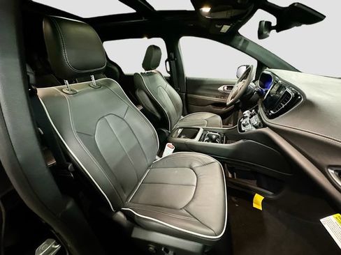 New 2026 Chrysler Pacifica Limited AWD/4WD image 32