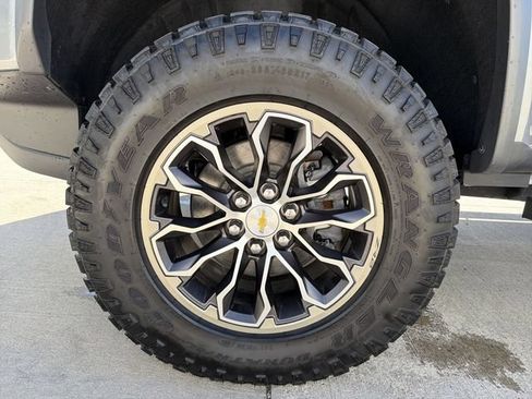 Used 2022 Chevrolet Colorado ZR2 AWD/4WD image 12