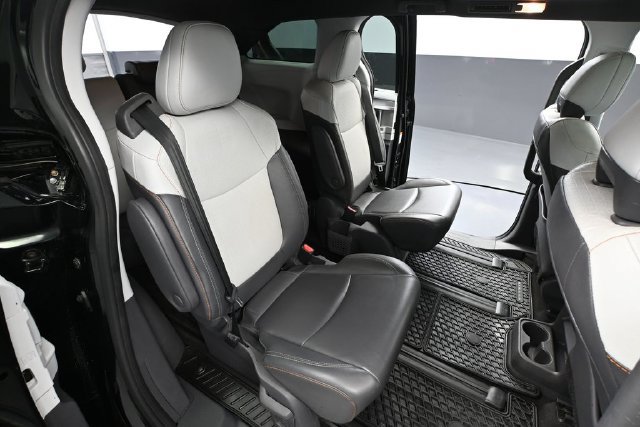 Used 2021 Toyota Sienna XSE FWD image 35