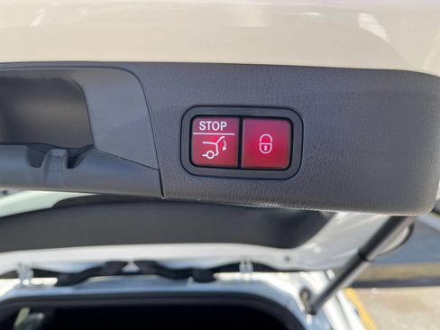 Used 2025 Mercedes-Benz GLB 250 4MATIC image 23
