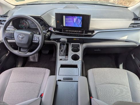 Used 2025 Toyota Sienna LE FWD image 4