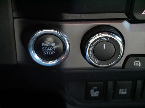 Used 2020 Toyota Tacoma TRD Off-Road w/ Technology Package image 27