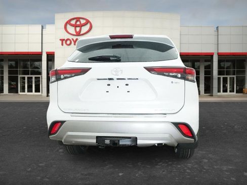 New 2026 Toyota Highlander Platinum image 18