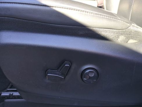 Used 2023 Chrysler Pacifica Touring-L image 19