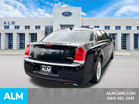 Used 2021 Chrysler 300 Touring L image 6