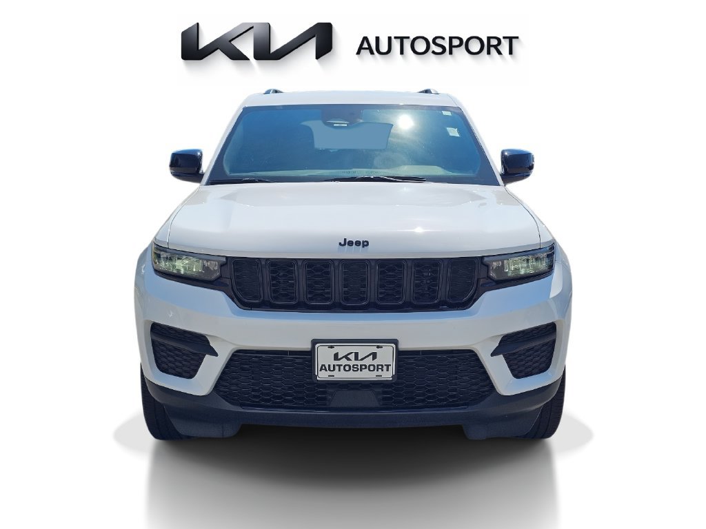 Used 2025 Jeep Grand Cherokee Altitude AWD/4WD image 2