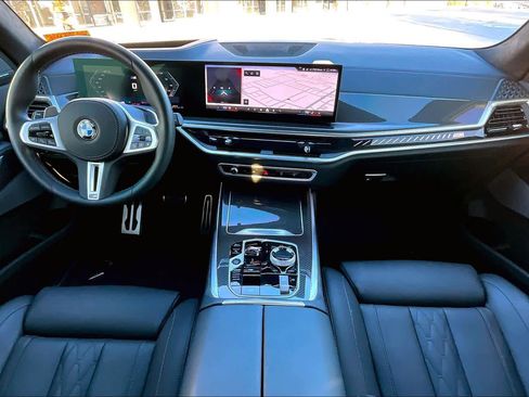 Used 2025 BMW X7 M60i image 15