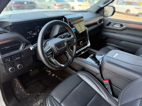 Used 2025 GMC Yukon Denali image 11