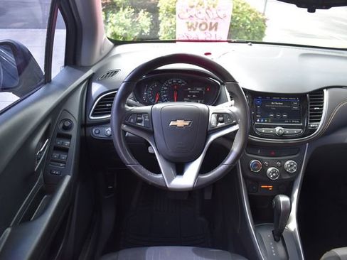Used 2022 Chevrolet Trax LT w/ LT Convenience Package AWD/4WD image 25