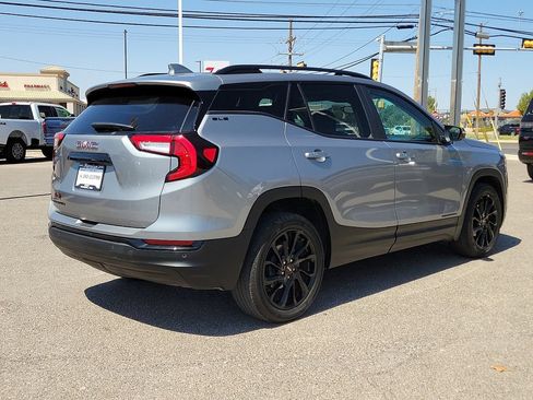 Used 2024 GMC Terrain SLE w/ Driver Convenience Package FWD image 13