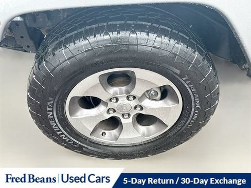 Used 2018 Jeep Wrangler Unlimited Sahara AWD/4WD image 33