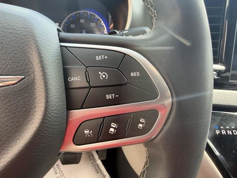 Used 2023 Chrysler Pacifica Touring-L FWD image 30