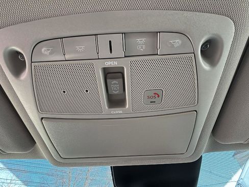 Used 2018 Nissan Rogue SL w/ Premium Package image 15