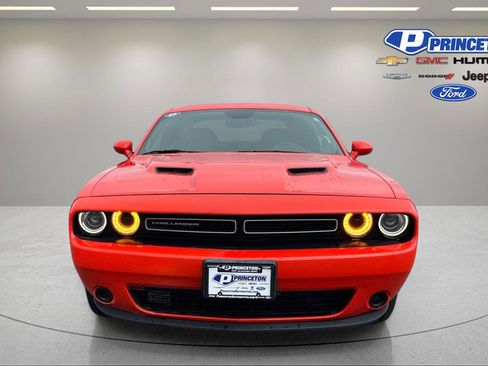 Used 2019 Dodge Challenger SXT RWD image 3