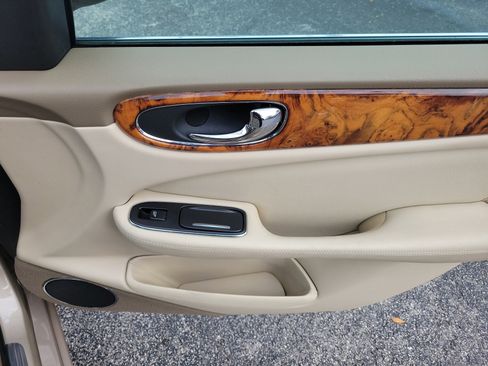 Used 2004 Jaguar XJ8 image 10