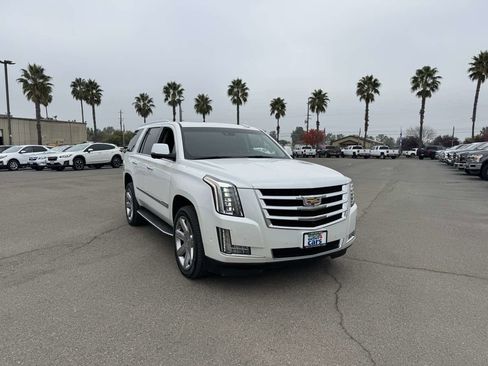 Used 2017 Cadillac Escalade Luxury image 3