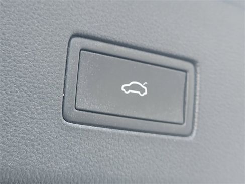 Used 2021 Volkswagen Atlas Cross Sport SE image 12