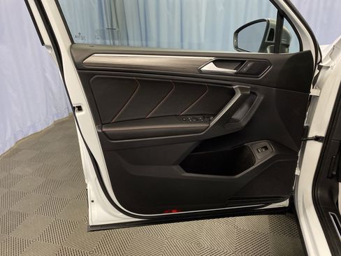 Used 2024 Volkswagen Tiguan SE image 11