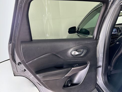 Used 2022 Jeep Cherokee Limited image 27