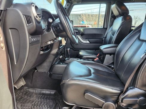 Used 2017 Jeep Wrangler Unlimited Rubicon w/ Cold Weather Group image 18