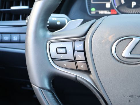 Used 2025 Lexus ES 300h w/ Luxury Package image 18