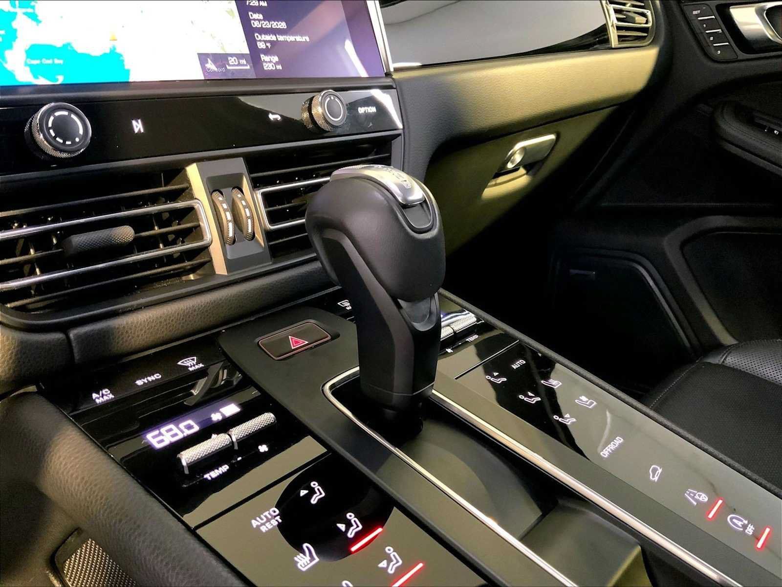 Certified 2024 Porsche Macan AWD/4WD image 17