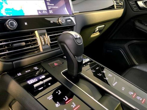 Certified 2024 Porsche Macan AWD/4WD image 17