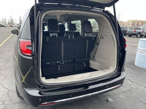 Used 2024 Chrysler Pacifica Touring-L FWD image 25