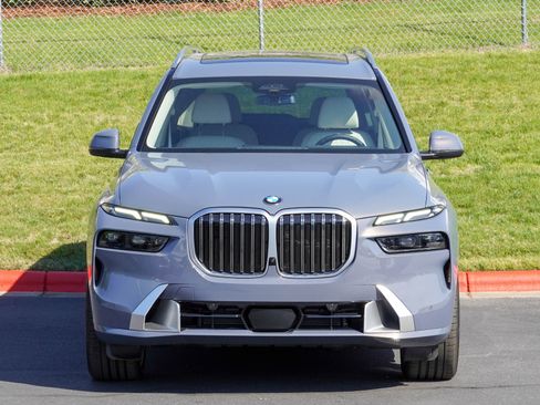 Used 2026 BMW X7 xDrive40i w/ Executive Package image 3