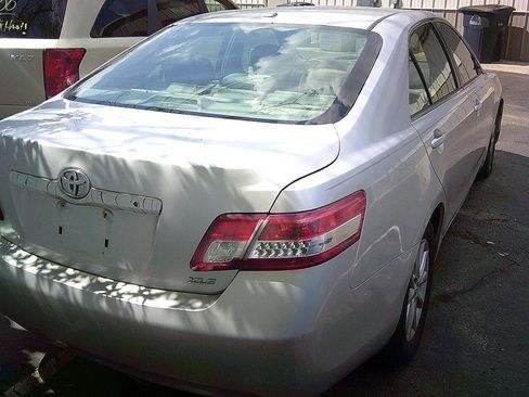 Used 2010 Toyota Camry XLE FWD image 4