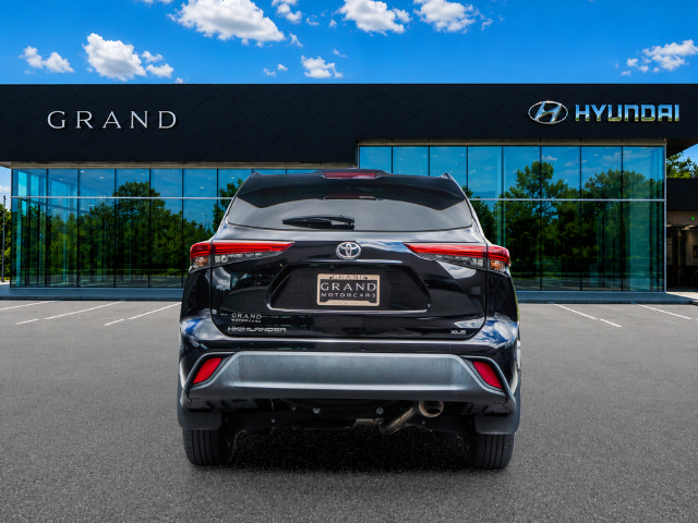 Used 2023 Toyota Highlander XLE FWD image 5