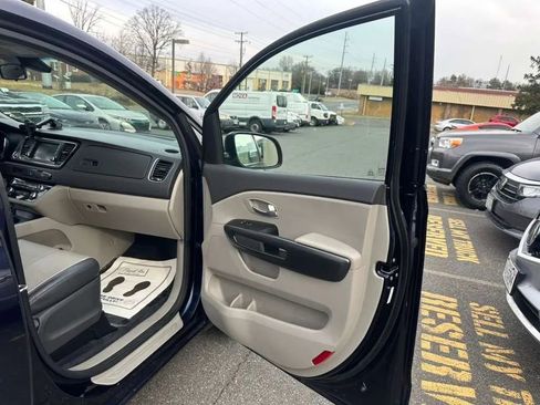 Used 2018 Kia Sedona LX w/ LX Essentials Premium Package image 13