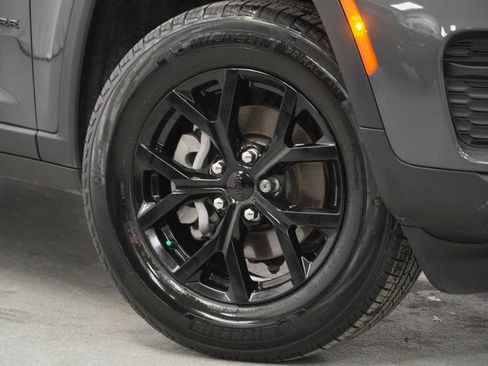 Certified 2025 Jeep Grand Cherokee Altitude image 4