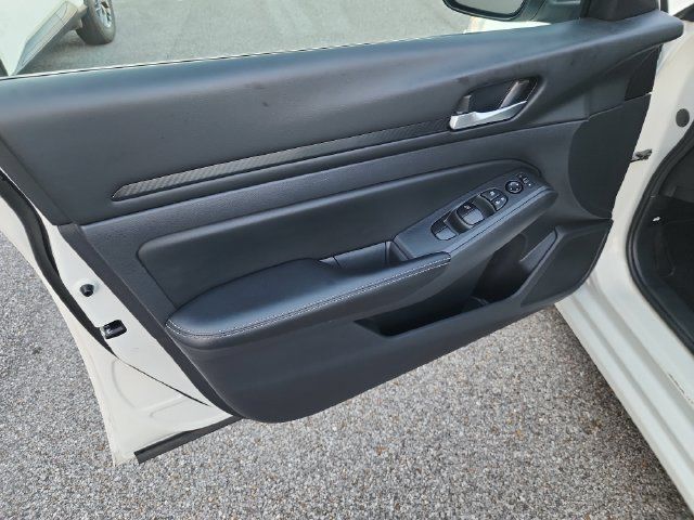 Used 2025 Nissan Altima 2.5 SV FWD image 9