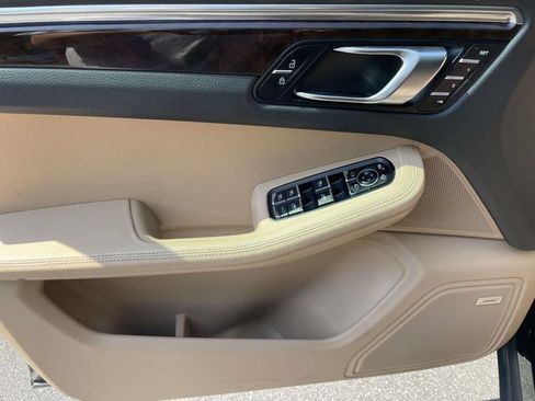 Used 2020 Porsche Macan AWD/4WD image 21