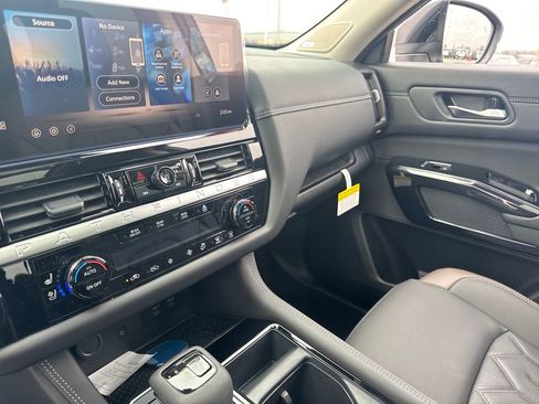 New 2026 Nissan Pathfinder Platinum image 24