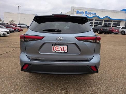 Used 2023 Toyota Highlander XLE image 4