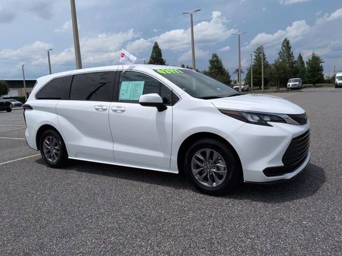 Certified 2025 Toyota Sienna LE FWD image 2
