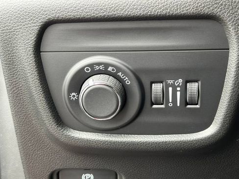 Used 2024 Jeep Grand Cherokee Altitude AWD/4WD image 18