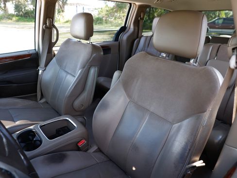 Used 2012 Chrysler Town & Country Limited image 4