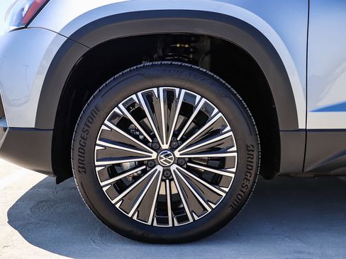 New 2025 Volkswagen Taos SE FWD image 11