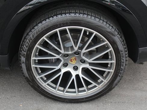 Used 2022 Porsche Cayenne Platinum Edition image 31