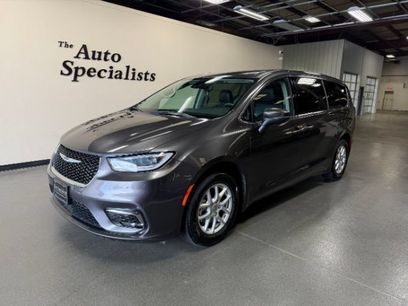 Used 2023 Chrysler Pacifica Touring-L
