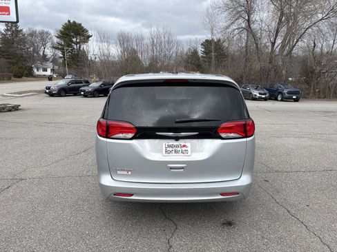 Used 2023 Chrysler Voyager LX image 10