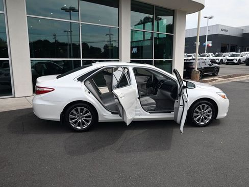 Used 2017 Toyota Camry XLE w/ Moonroof Package FWD image 37