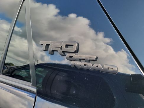 Used 2019 Toyota 4Runner TRD Off-Road AWD/4WD image 11