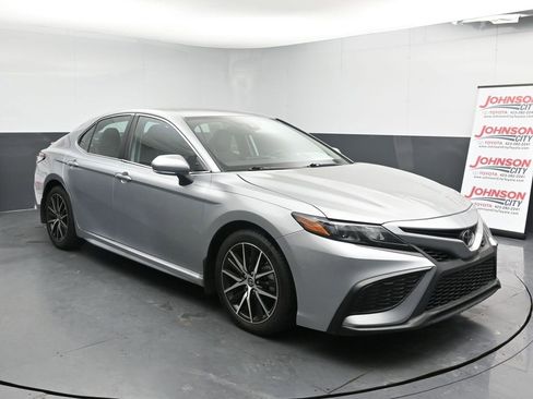 Used 2021 Toyota Camry SE image 2