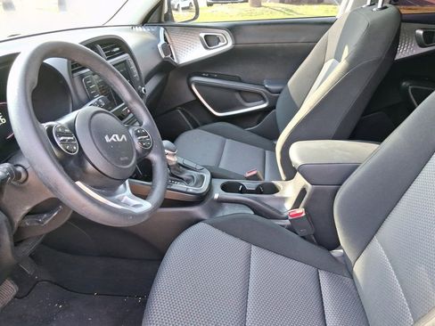Used 2023 Kia Soul LX w/ LX Technology Package image 12