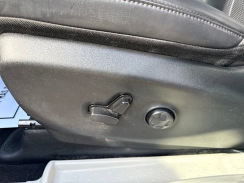 Used 2023 Chrysler Pacifica Touring-L FWD image 15